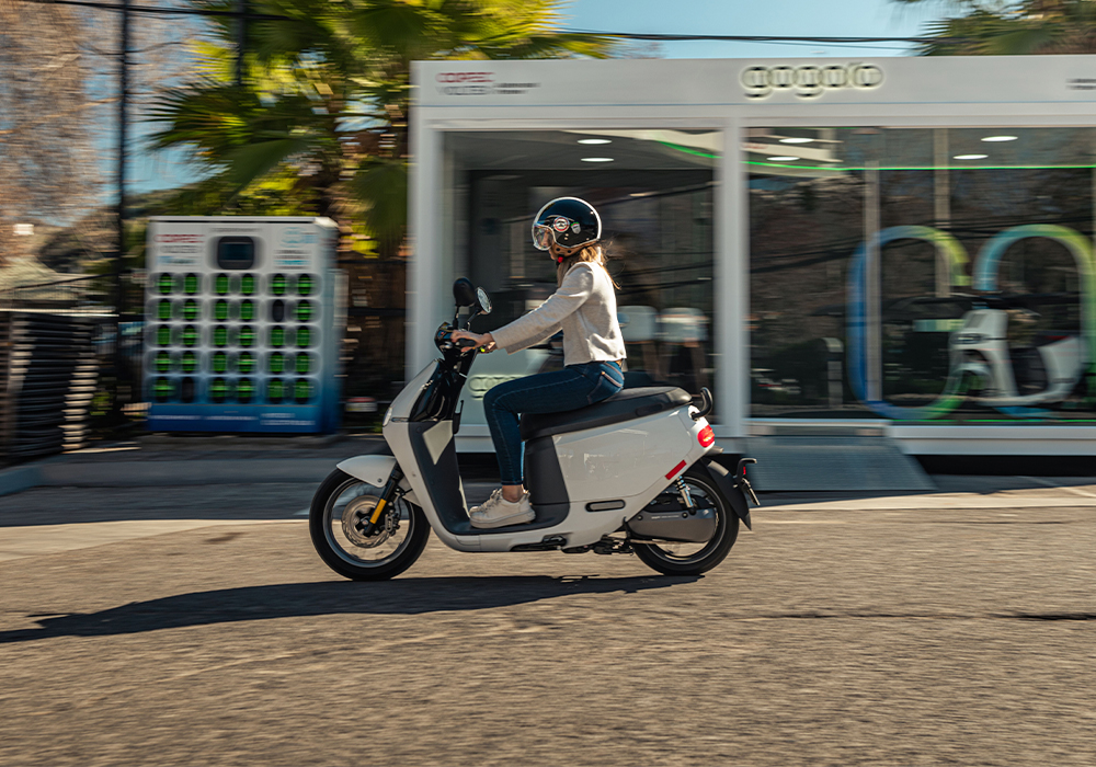 Mujer andando en su moto Gogoro S2 Plus