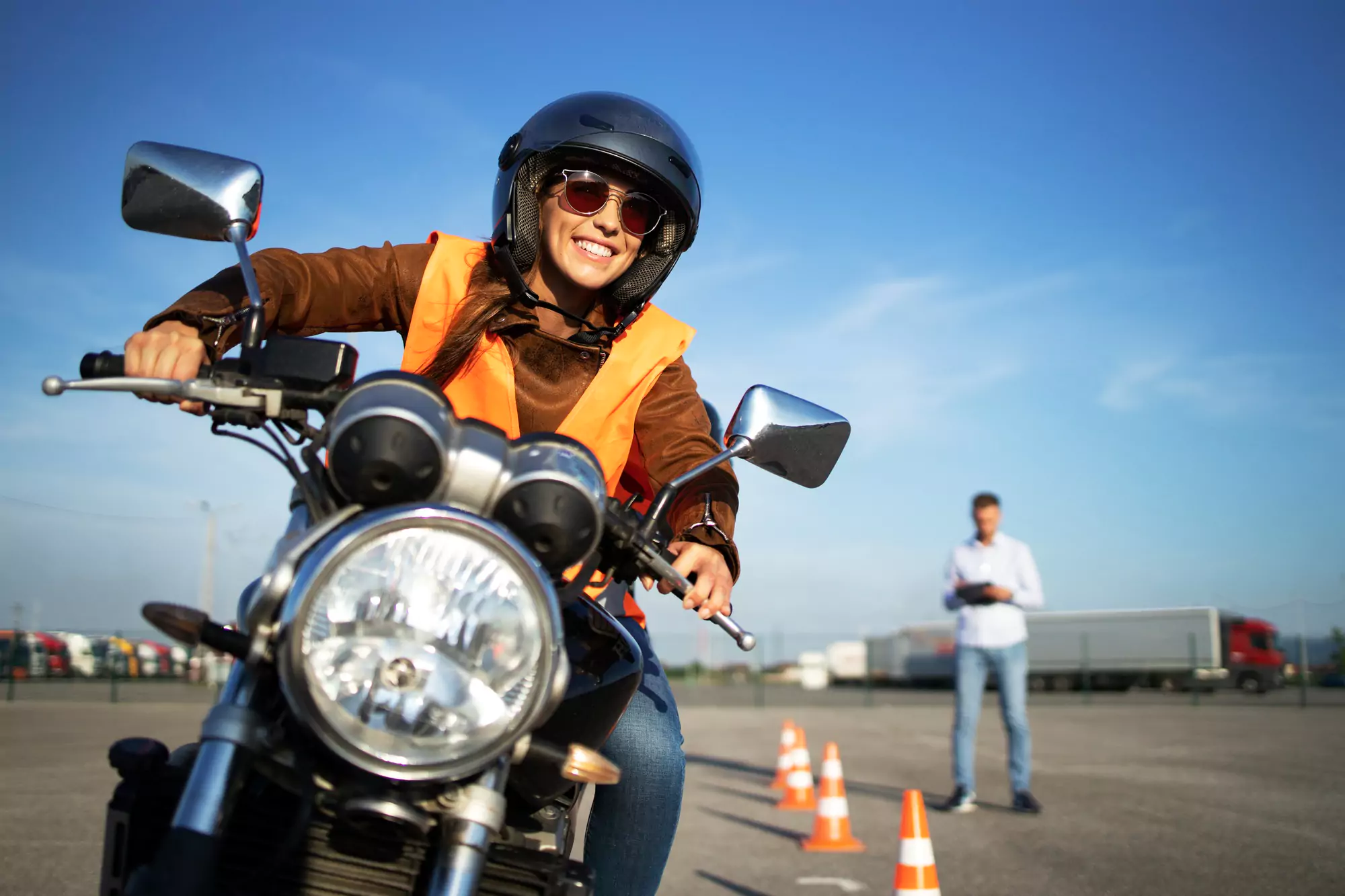 Personalleva a cabo su prueba de conducción de moto.