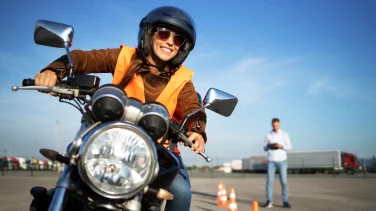 Personalleva a cabo su prueba de conducción de moto.